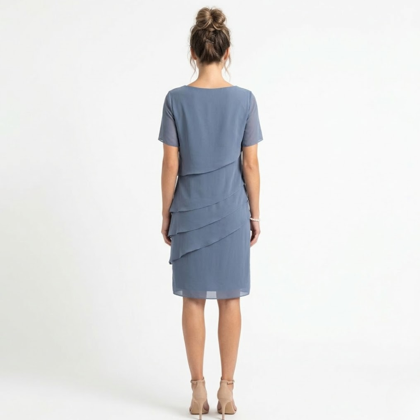 Elegant Evening Dress in Chiffon with Layered Ruffles and Round Neckline